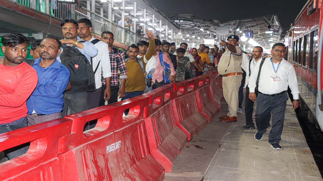 Prayagraj Junction: Crowds remained unabated even after the duplicate Prayagraj Express was operated