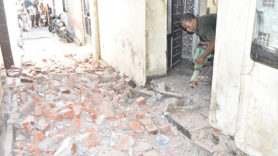 महिला तस्करों की अवैध प्राॅपर्टी तोड़ी