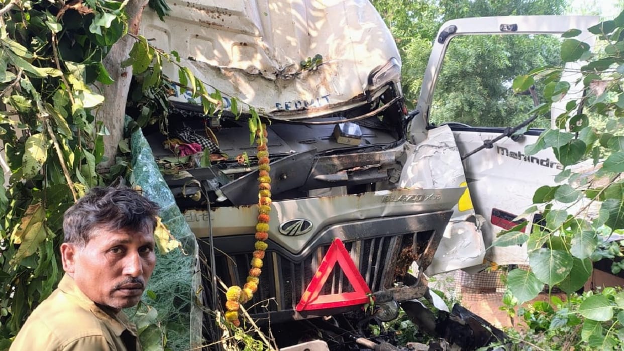 Ammonia tanker collides with a tree driver injured in Shahjahanpur