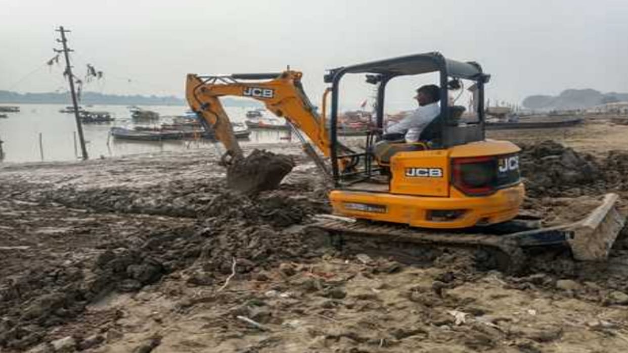 Chaos prevails at the Sangam Ghats, officials busy clearing the swamp.