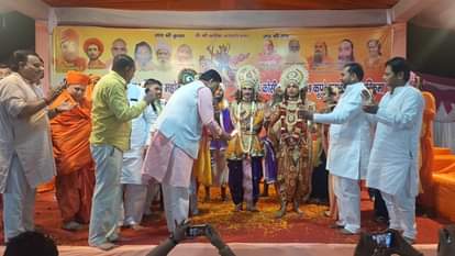 वंस गोपाल तीर्थ पर पूजा करते लोग