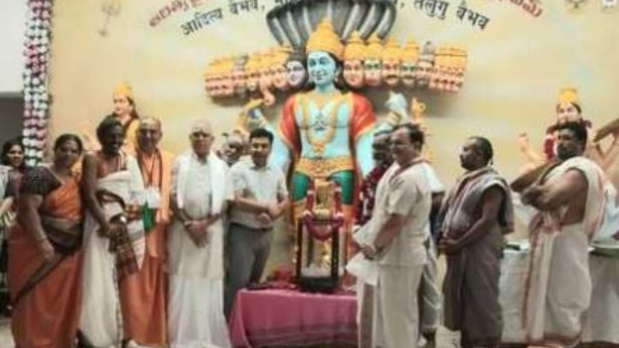 Varanasi News After nine days of rituals one kilogram golden snake was offered to Baba