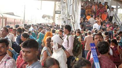 Kanpur: joy of reaching home for Chhath, there is no place to even put feet in the gallery of trains