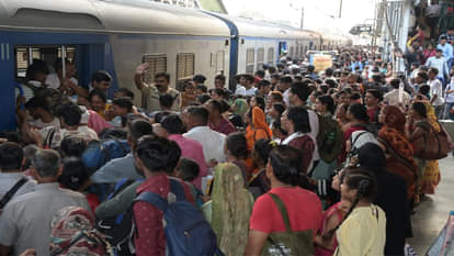 ट्रेन में यात्रियों की भीड़