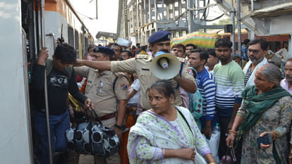 Kanpur: joy of reaching home for Chhath, there is no place to even put feet in the gallery of trains