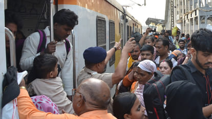 Kanpur: joy of reaching home for Chhath, there is no place to even put feet in the gallery of trains