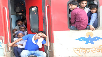Kanpur: joy of reaching home for Chhath, there is no place to even put feet in the gallery of trains