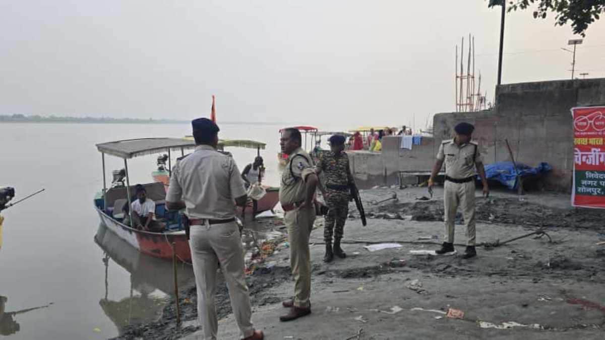 तैयारी का जायजा लेते पुलिसकर्मी