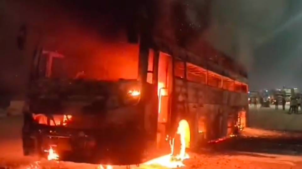 moving bus caught fire on Agra-Lucknow Expressway passengers were somehow evacuated