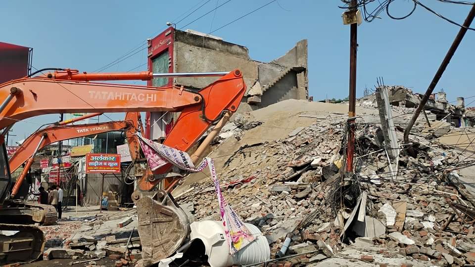 जमींदोज किया गया अवैध कॉम्प्लेक्स।