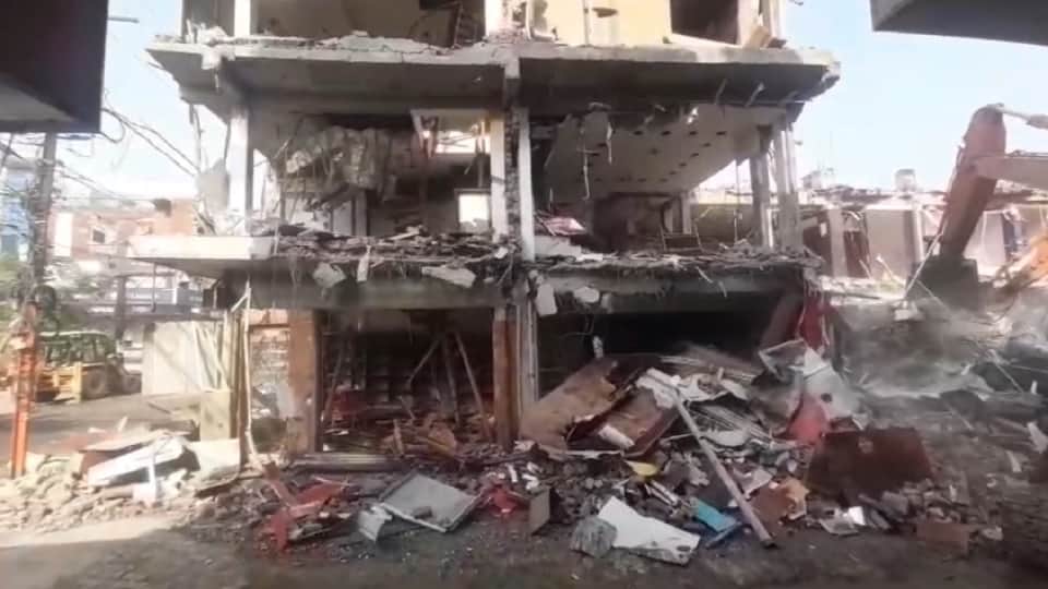 Meerut: 661/6 complex demolished in Central Market, market converted into cantonment, JCB still running today