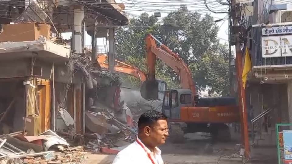 Meerut: 661/6 complex demolished in Central Market, market converted into cantonment, JCB still running today