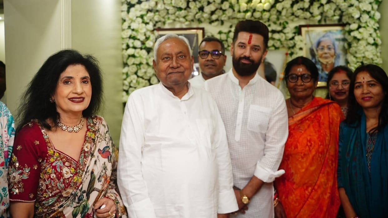 Bihar Election 2025 : CM Nitish Kumar visits Chirag Paswan's house on kharna Chhath puja