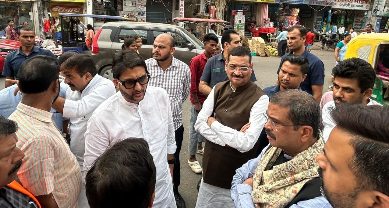 पीएम मोदी के रोड शो से पहले स्थल निरीक्षण करने पहुंचे केंद्रीय मंत्री धर्मेंद्र प्रधान व भाजपा नेता।