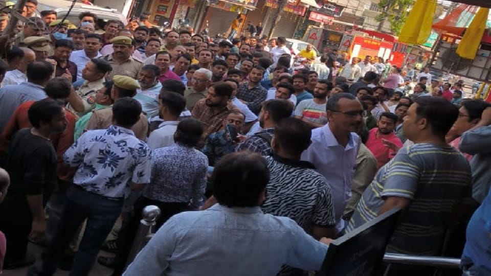 Meerut: Central Market closed indefinitely, traders said - give in writing, no action will be taken further
