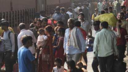 चारबाग स्टेशन पर यात्रियों की भीड़।