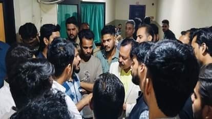 छात्रा की मौत के बाद मेडिकल में अधिकारी से बातचीत करते छात्र