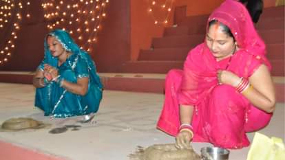 छठ पूजा के लिए वेदी बनाती महिलाएं।