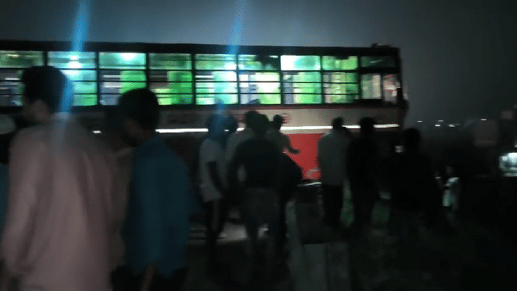 दिल्ली-मेरठ एक्सप्रेस वे पर हादसा: डिवाइडर पार कर बस ने कार को मारी टक्कर, चार लोग घायल, एक महिला गंभीर; Video