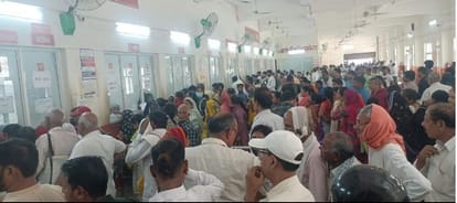 एसएन मेडिकल काॅलेज में भीड़।