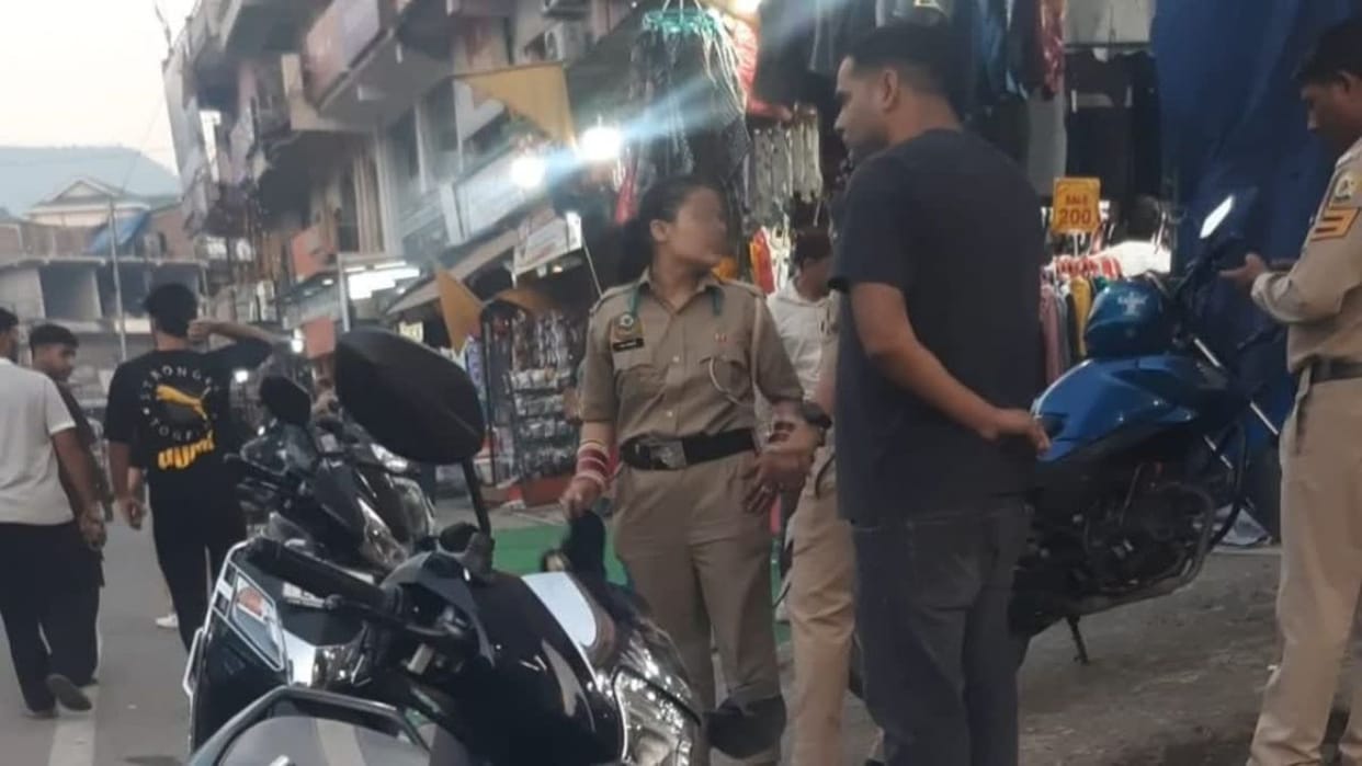 A woman roaming around in a police uniform was apprehended in Ghumarwin Bilaspur