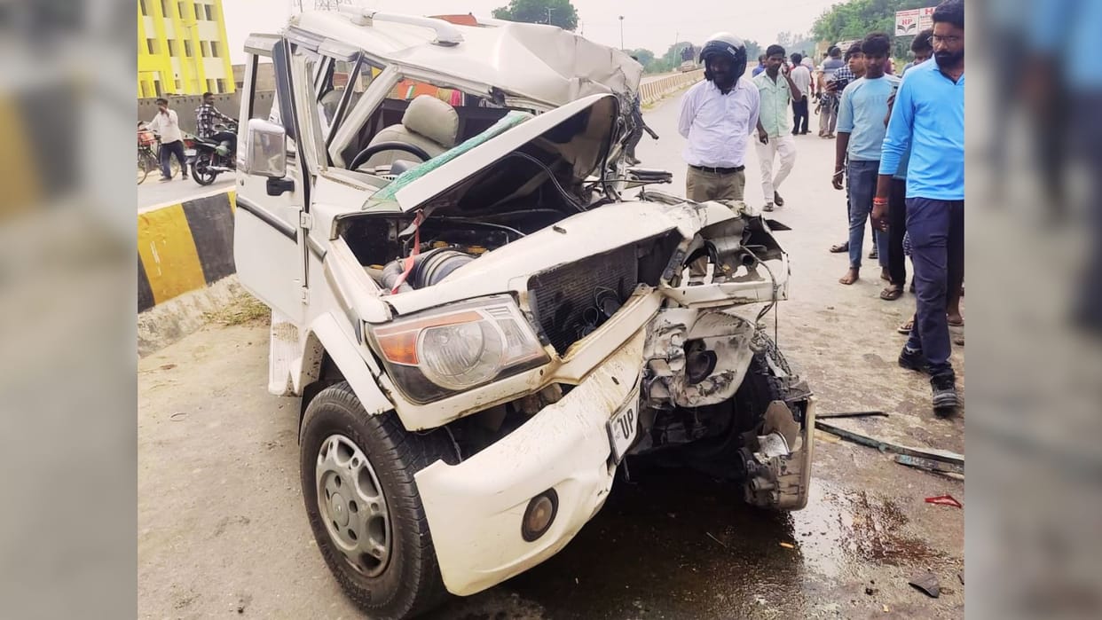 road accident in Jaunpur truck-Bolero collision six people injured three dead