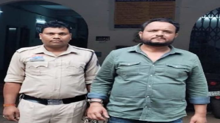 UPSC-PSC कोचिंग के नाम पर 18 लाख रुपये की ठगी: रायपुर में 'कौटिल्य एकेडमी' के डायरेक्टर गिरफ्तार, पत्नी फरार