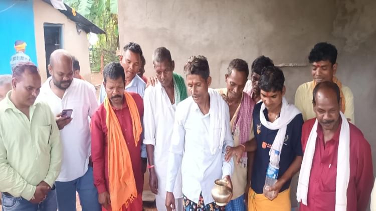 25 साल बाद घर वापसी: बस्तर जिले के अलनार पंचायत के आठ लोगों ने छोड़ा विशेष समुदाय, अपनाया हिन्दू धर्म