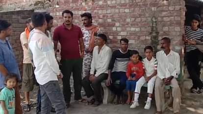 जानकारी देते बच्चों के परिजन।