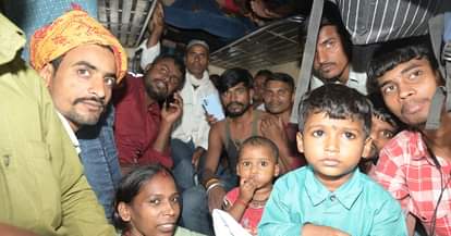 सेंट्रल स्टेशन पर बिहार जाने वाली ट्रेन में यात्रियों की भीड़