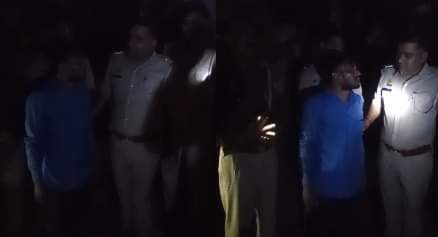 युवक से पूछताछ करती पुलिस