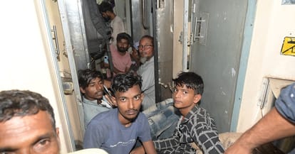 Kanpur joy of going home for Chhath no space even in train gallery trains going to Bihar are getting packed