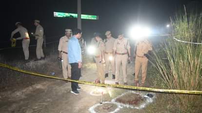 घटनास्थल पर जांच करती पुलिस