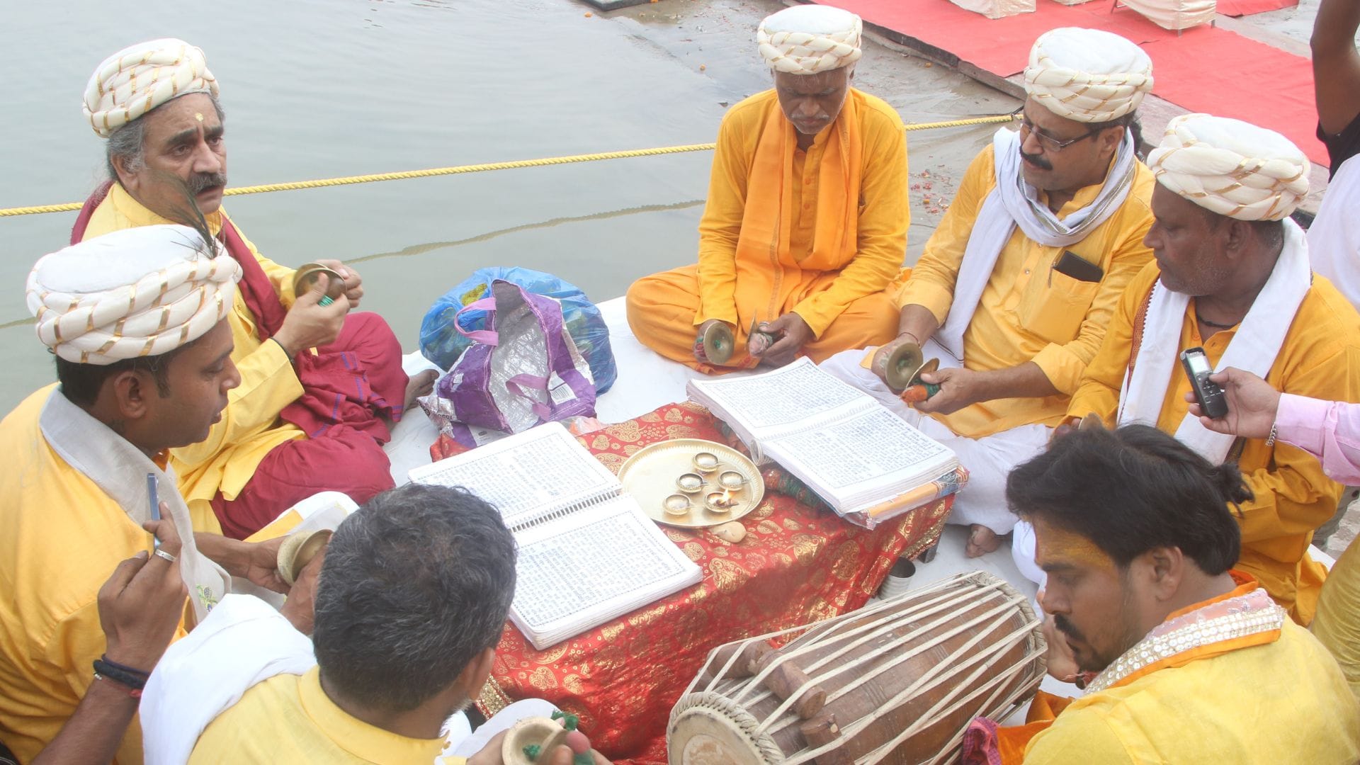 Naganathaya Tulsi Ghat resounds with sound of 251 drums Krishna Aarti jumps into Yamuna