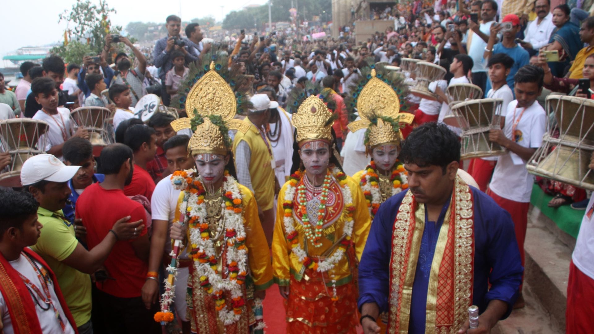 Naganathaya Tulsi Ghat resounds with sound of 251 drums Krishna Aarti jumps into Yamuna
