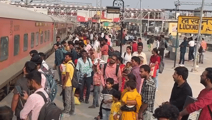 ट्रेनों में उमड़ी भीड़।