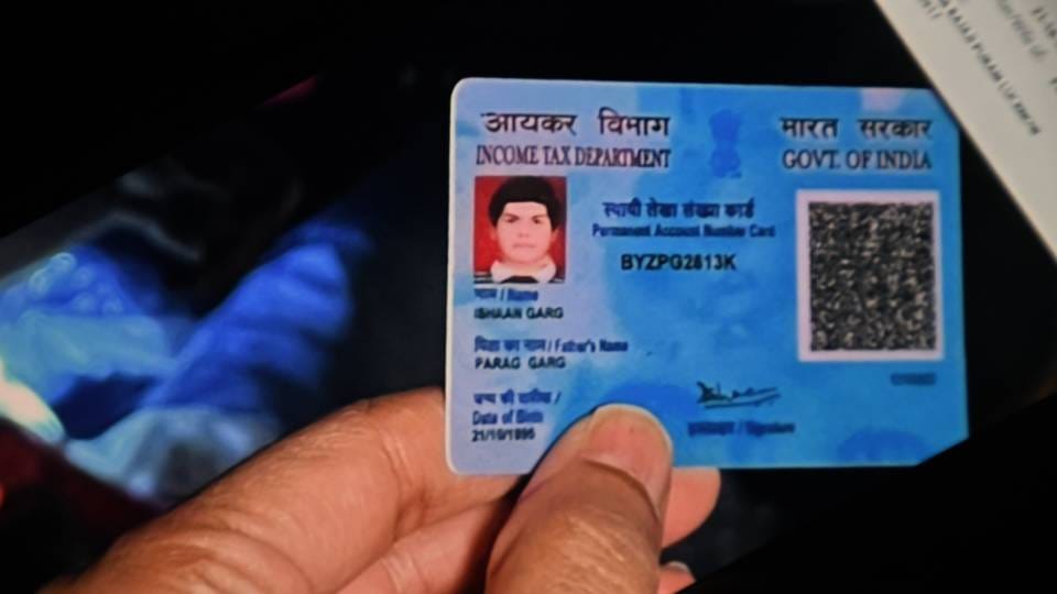 young man committed suicide by shooting himself inside car near DM Compound Colony in Lucknow