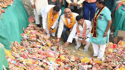 Kanpur: idols of Lord Ganesha and Goddess Lakshmi were worshipped with devotion and then immersed with respect