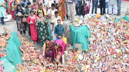 Kanpur: idols of Lord Ganesha and Goddess Lakshmi were worshipped with devotion and then immersed with respect
