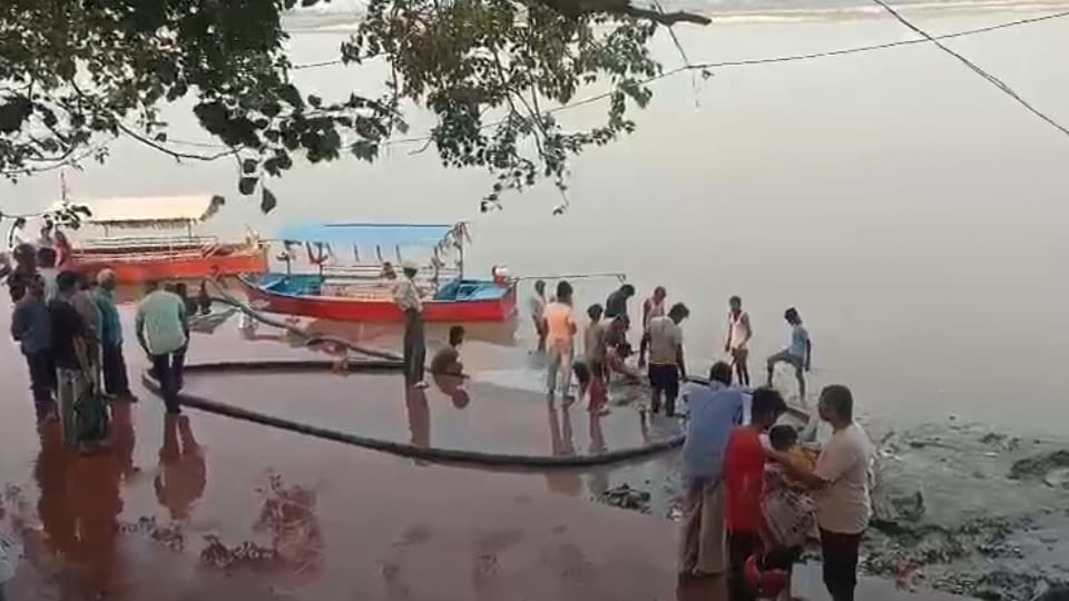 Kanpur: Cantonment Ghats Filthy, Residents Collect Money to Buy Pump Sets