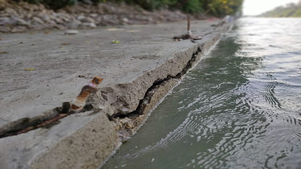 Haridwar As water level in Ganganagar decreased foundation of negligence in construction becomes visible