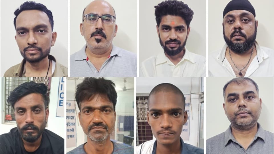 Bhatapara police arrested eight gamblers while gambling