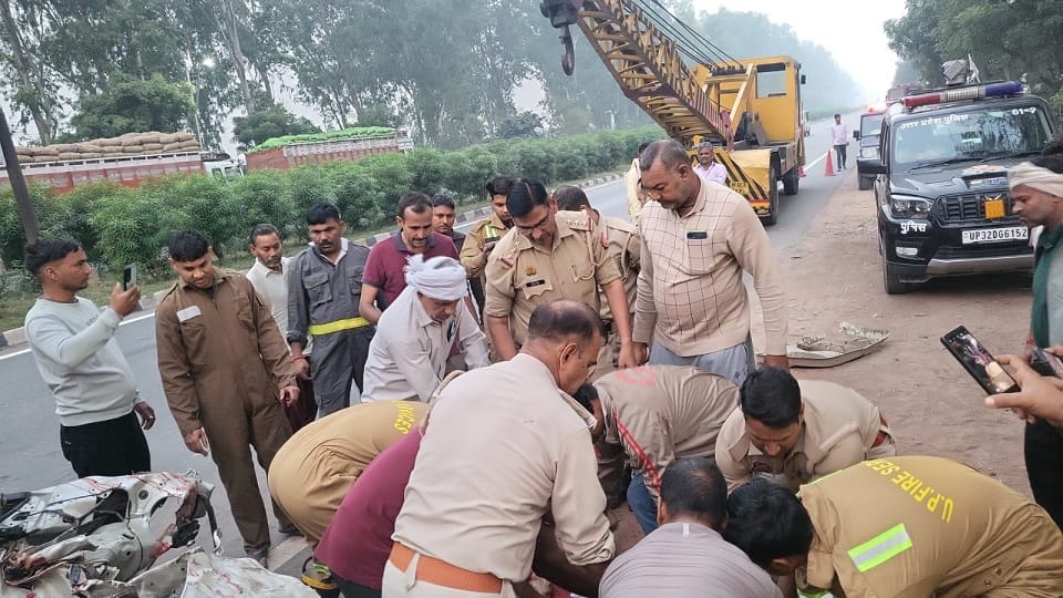 Agra accident: Police car returning from Rajasthan after raid collides with truck, two killed