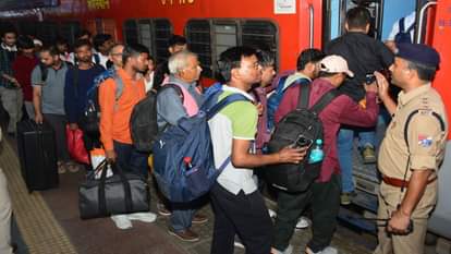 प्रयागराज जंक्शन पर प्रयागराज एक्सप्रेस में कतारबद्ध होकर प्रवेश करते यात्री।