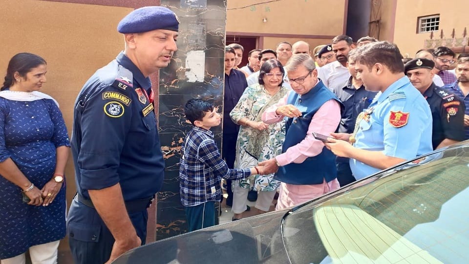 Governor met the family members of ASI Sandeep