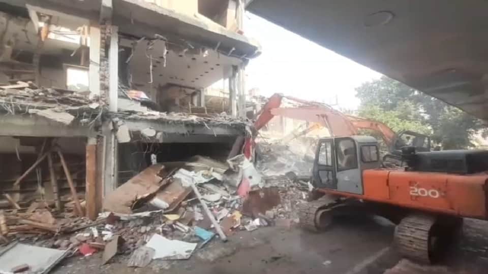 Meerut: 661/6 complex demolished in Central Market, market converted into cantonment, JCB still running today