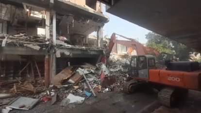 रविवार को कॉम्प्लेक्स पर की जाती कार्रवाई।