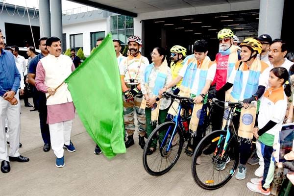MP News: CM Dr. Yadav flagged off the Pedal-to-Plant program, New India-Green India Yatra