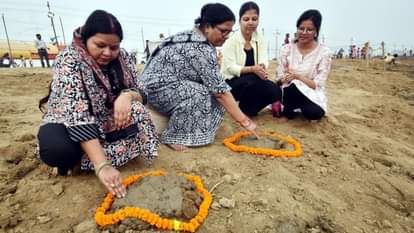 संगम तट पर वेदी बनातीं व्रती महिलाएं।