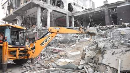 सेंट्रल मार्केट में चलती जेसीबी।